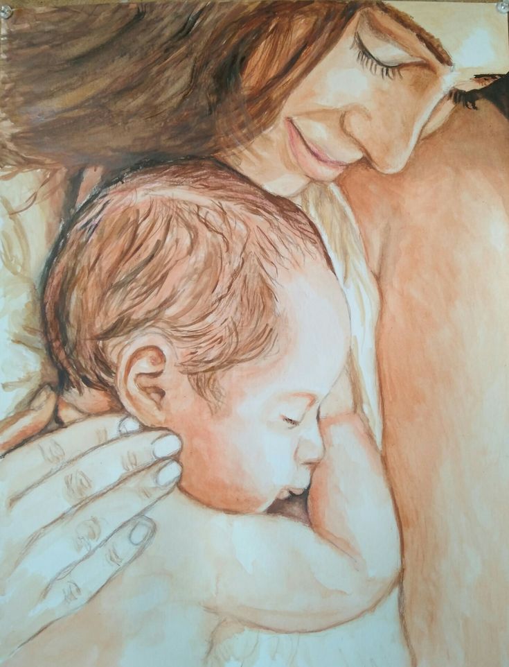 Une maman allongée sur le dos, son nouveau-né en peau à peau sur sa poitrine, pendant qu'une praticienne masse doucement son visage ou son cuir chevelu.